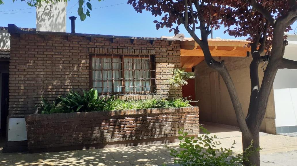 Casa Confortable - Parque Central - Estacionamiento, Patio, 3 Banos, 5 Habitaciones - La Cieneguita Luaran gambar