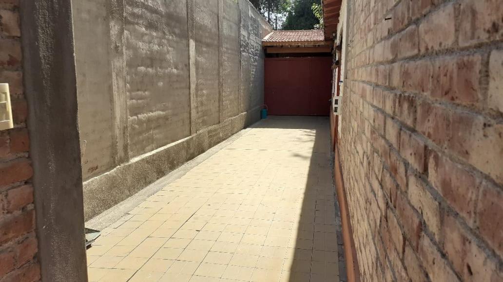 Casa Confortable - Parque Central - Estacionamiento, Patio, 3 Banos, 5 Habitaciones - La Cieneguita Luaran gambar