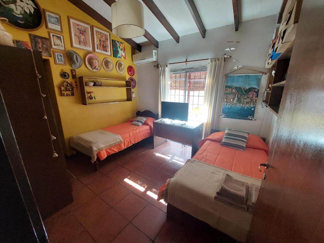Casa Confortable - Parque Central - Estacionamiento, Patio, 3 Banos, 5 Habitaciones - La Cieneguita Luaran gambar